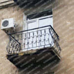 Дутый черный кованый балкон на улице Суханова Владивосток