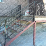 Черная кованая лестница на ул. Днепровская Владивосток