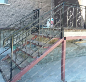 Черная кованая лестница на ул. Днепровская Владивосток