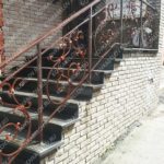 Кованая лестница на входе Chkalov Bar ул. Адмирала Фокина, 4а